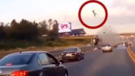 ببینید /  تصادف هولناک یک ماشین و پرواز راننده در هوا! + فیلم