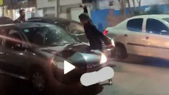 دستگیری هنجارشکنان در تبریز / وسط خیابان شیشه ماشین ها را می شکست !