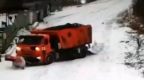 ببینید / جارو شدن ماشین‌ ها همراه برف توسط کامیون برف‌ روبی! + فیلم