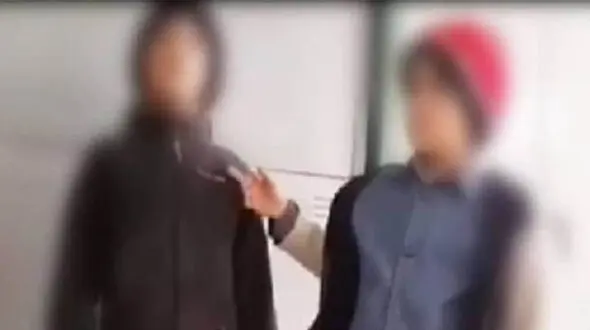 کیفر خواست مدیر و معلم دبستان مشهدی صادر شد / آنها فیلم فحاشی دو دانش‌آموز را منتشر کرده بودند +عکس