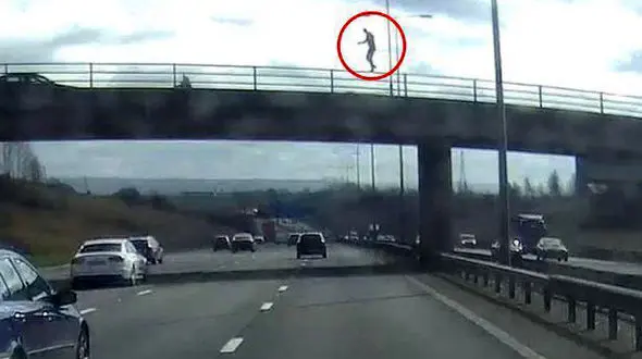 حیرت رانندگان بزرگراه از حرکت دیوانه وار عابر پیاده + فیلم و تصاویر