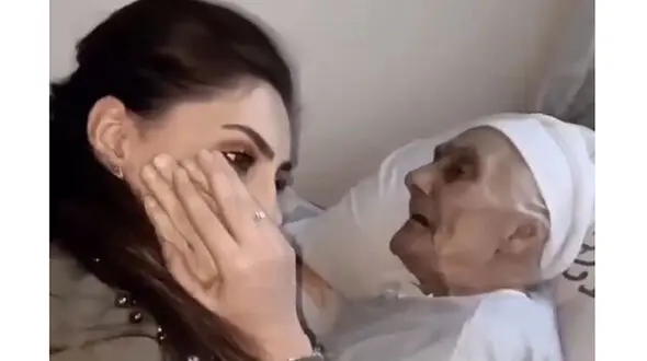 فیلم  آوازخوانی زیبای دختر جوان برای مادر بیمارش/ به احترامش باید ایستاد !