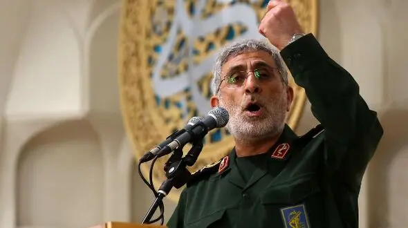 عکس  سفر در زمان /  «سردار قاآنی» در حال صحبت کردن با تلفن در چادر فرماندهی /  دهه 60