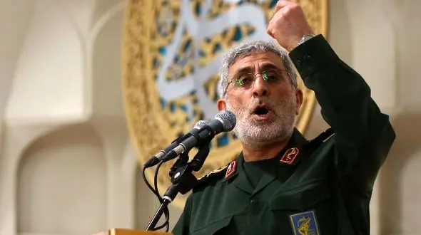 عکس  سفر در زمان /  «سردار قاآنی» در حال صحبت کردن با تلفن در چادر فرماندهی /  دهه 60