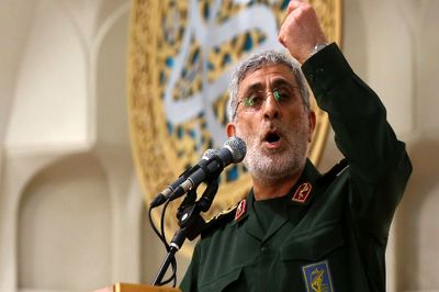 عکس  سفر در زمان /  «سردار قاآنی» در حال صحبت کردن با تلفن در چادر فرماندهی /  دهه 60