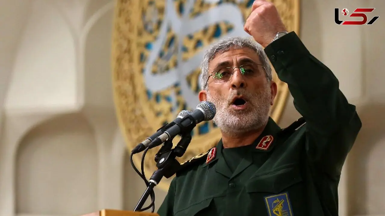 عکس  سفر در زمان /  «سردار قاآنی» در حال صحبت کردن با تلفن در چادر فرماندهی /  دهه 60