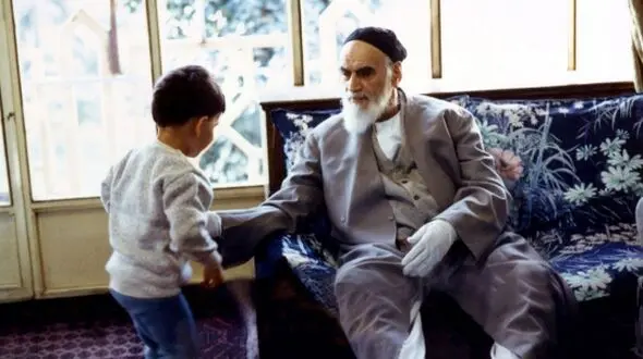 عکس؛ سفر در زمان؛ «امام خمینی در کنار عروس اش فاطمه طباطبایی»؛ دهه 60