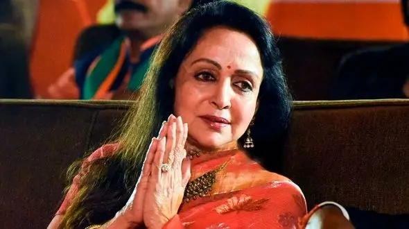 بیوگرافی هما مالینی (بسنتی شعله) و زن واقعی درمندرا ! / نگاهی به زندگی زیباترین زن هند به بهانه پخش فیلم شعله در صدا و سیما !