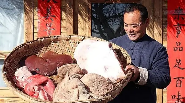 فیلم/ غذای روستایی در چین؛ پخت یک غذای خلاقانه با گوشت، سیرابی و جگر 