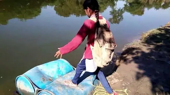 جدال با خطر دانش آموزان در مسیر مدرسه! +تصاویر 