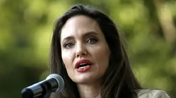 فیلم واقعی عجیب از سنگ قبر آنجلینا جولی در تهران ! / ببینید