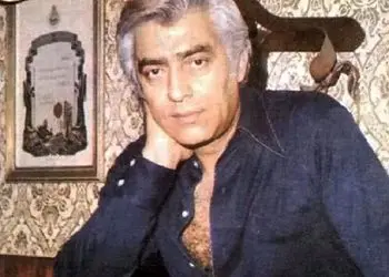 فیلم آواز شاد /  محمد علی فردین برای مادرش آهنگ ننه جون رو با رقص ریز میخونه فقط واکس زدنش