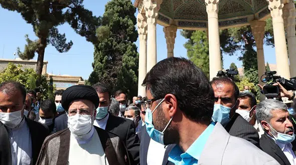  تشرف رئیس جمهور به حرم مطهر شاهچراغ(ع) ‌/ حکمت غزلیات حافظ از نگاه رئیسی‌