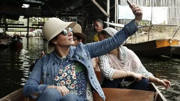 سحر دولتشاهی در حال سلفی گرفتن روی قایقی در تایلند +عکس 