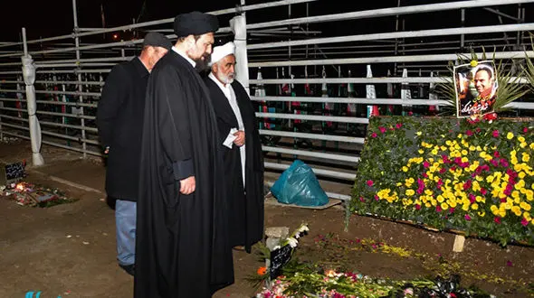 حضور سید حسن خمینی بر مزار شهدای آتش نشان در شب اول خاکسپاری+تصاویر