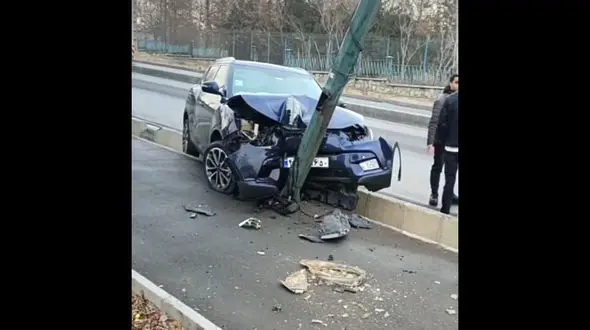 فیلم نصف شدن ماشین لوکس در تصادف با تیر چراغ برق در حکیمیه تهران