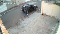 فیلم لحظه سرقت از جواهرفروشی / پلیس زود رسید 