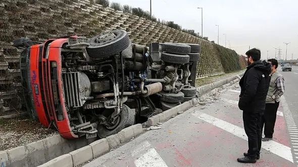 واژگونی تریلی بر اثر خواب آلودگی راننده / در تهران رخ داد + عکس