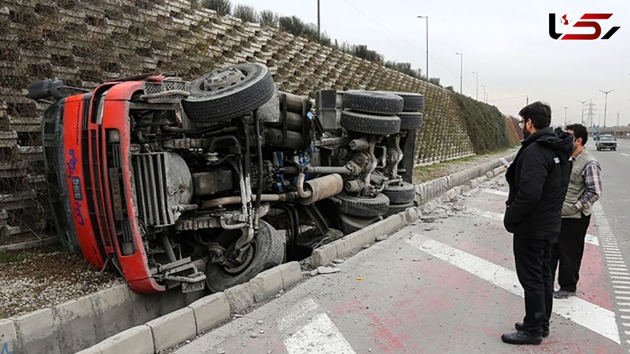 واژگونی تریلی بر اثر خواب آلودگی راننده / در تهران رخ داد + عکس