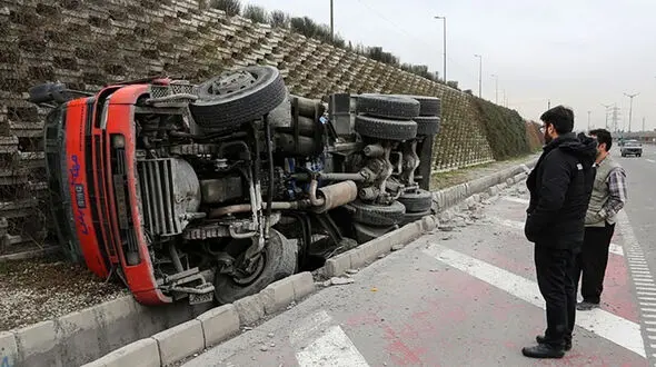 واژگونی تریلی بر اثر خواب آلودگی راننده / در تهران رخ داد + عکس