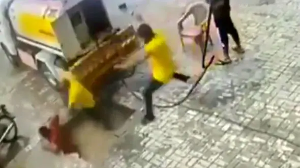 فیلم بلعیده شدن 3 مرد توسط زمین / زمین ناگهان دهن باز کرد