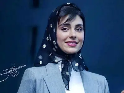 لاله مرزبان بازیگر سریال آنام: ﻣﺎﺩﺭ ﻣﻦ ﺑﺪﺗﺮﯾﻦ ﻣﺎﺩﺭ ﺩﻧﯿﺎﺳﺖ.... ﺑﺴﯿﺎﺭ ﺍﺯ ﻣﻦ ﺯﯾﺒﺎﺗﺮ ﺑﻮﺩﻩ! .... ﻫﻤﯿﺸﻪ ﺑﻮﯼ ﺧﻮﺏ ﻣﯿﺪﻫﺪ...ﺑﻪ ﻧﻈﺮﻡ ﺍﻭ ﺍﺻﻼ ﻣﻦ ﺭﺍ ﺩﻭﺳﺖ ﻧﺪﺍﺷﺘﻪ ﺑﺎﺷﺪ...