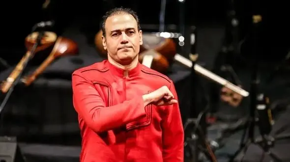 فیلم آواز پر صلابت؛ سالن با گوش جان باید که شبی برسی به قرارم علیرضا قربانی میشنوه