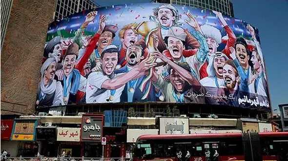 واکنش تند منیژه حکمت به بیلبورد جنجالی میدان ولیعصر