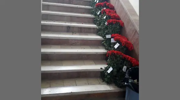 غافلگیری عاشقانه مرد جوان در دادگاه خانواده / گل های رز مانع جدایی شد