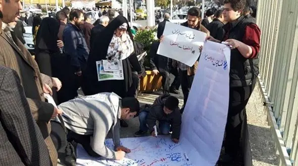 جمعی از دانشجویان و مردم در اعتراض به برخورد حاشیه‌ساز نماینده سراوان تجمع کردند