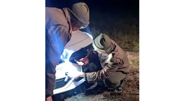 فیلم نجات خودروی گرفتار در گل و لای در روستای خاتون آباد / پلیس فرشته نجات شد