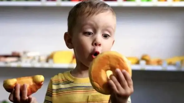 چرا نباید صبح کودک را با کیک و کلوچه شروع کرد؟