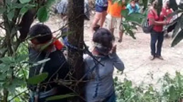 مردم خشمگین زن بخت برگشته و دختر و پسرش را به طرز عجیبی مجازات کردند !+عکس