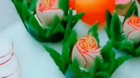 تهیه گل های نیلوفر با تربچه و فلفل دلمه ای + فیلم