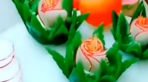 تهیه گل های نیلوفر با تربچه و فلفل دلمه ای + فیلم