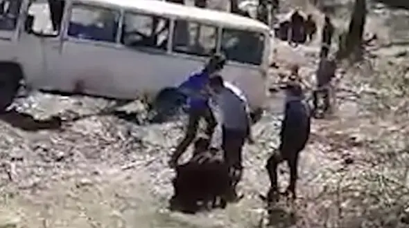 مینی بوس گردشگری با 20 مسافر در جاده ماسال چپ کرد + فیلم