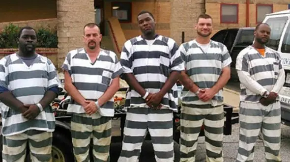 نجات جان زندانبان مهربان به دست زندانیان قاتل +عکس 