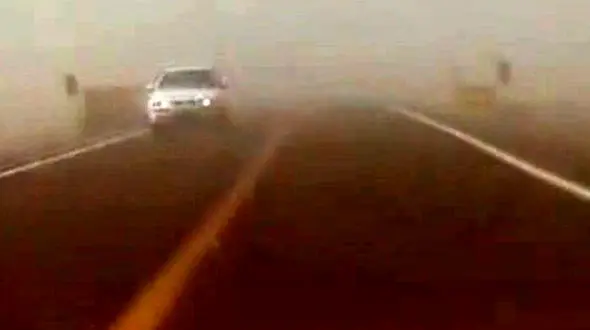 صحنه هایی از طوفان شدید شن در محور ترانزیتی ریگان - چابهار + فیلم 