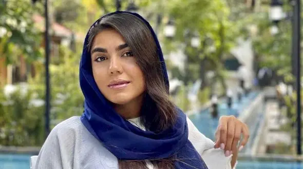 فیلم/ آزاده زارعی: ما اصفهانی‌ها به هیچ وجه خسیس نیستیم، فقط فکر اقتصادی خوبی داریم حاضریم بریم قرض کنیم ولی ... / یکم چشم و هم چشمی داریم..