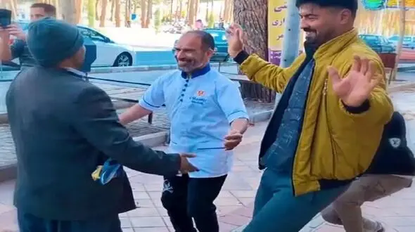 فیلم آواز شاد / آقاهه تو خیابون رقصید انگار بقیه منتظر بودن ریختن وسط جوری لرزوندن جهانی شد 
