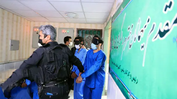 6 عکس از دستگیری باند آدمکش های مشهد / اعتراف جلوی خانواده قربانیان