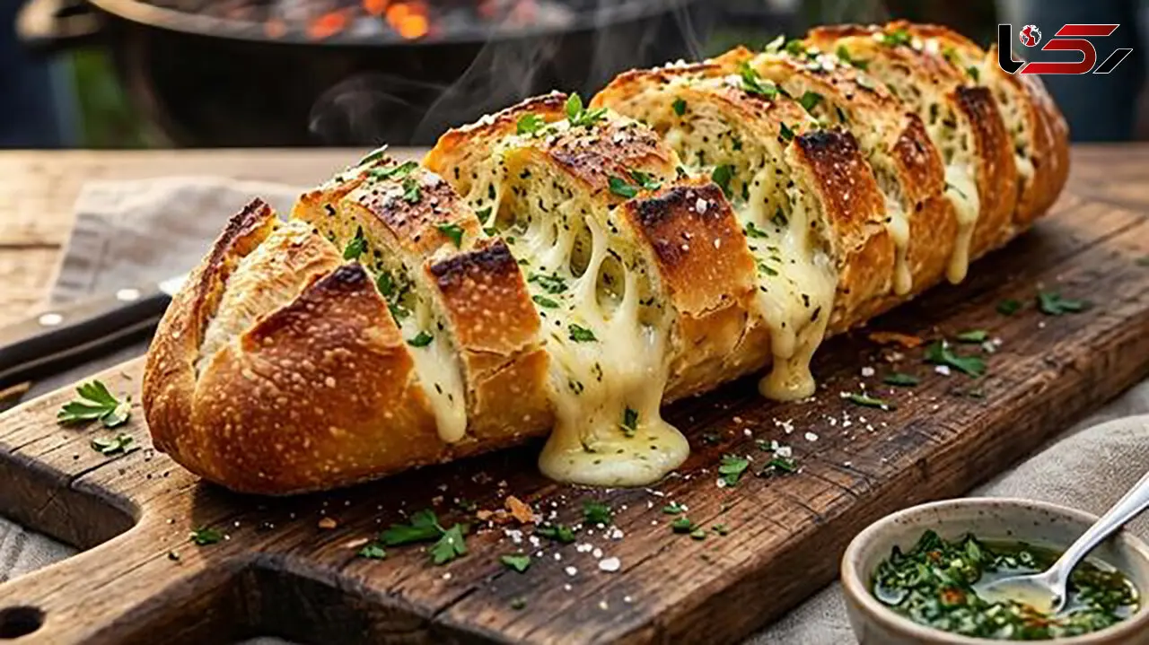 طرز تهیه نان سیر پنیری با باگت؛ ساده، سریع و فوق‌ العاده خوشمزه