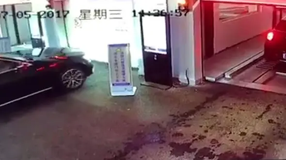 لحظه سقوط مرسدس بنز  از طبقه چهارم  +فیلم