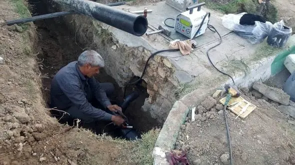 بیست کیلومتر لوله گذاری آب خام  برای فضای سبز شهر گلپایگان + فیلم