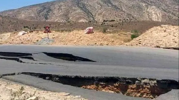 فرونشست عمیق در جاده سیاخ دارنگون شیراز/خطوط گاز و نفت کشور چشمه خطر شده‌اند، اکثر روی فرونشست و گسل‌