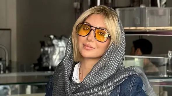 استایل شیک و لوکس مینا مختاری همسر بهرام رادان و پسرش بر روی عرشه کشتی یونانی! / از ترند مینی اسکارف تا شومیز راه راه و اکسسوری های خاص!