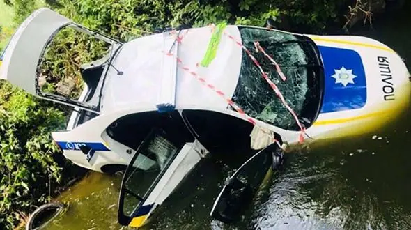 ماشین پلیس هنگام تعقیب و گریز له شد + عکس 