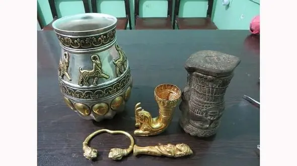 مرد رودباری در حال فروش یادگاری های 3000 ساله دستگیر شد 