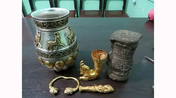 مرد رودباری در حال فروش یادگاری های 3000 ساله دستگیر شد 