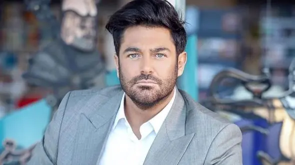 مدل موی بلند رضا گلزار و تغییرات اساسی استایل آقای بازیگر به سبک دهه هفتاد +عکس